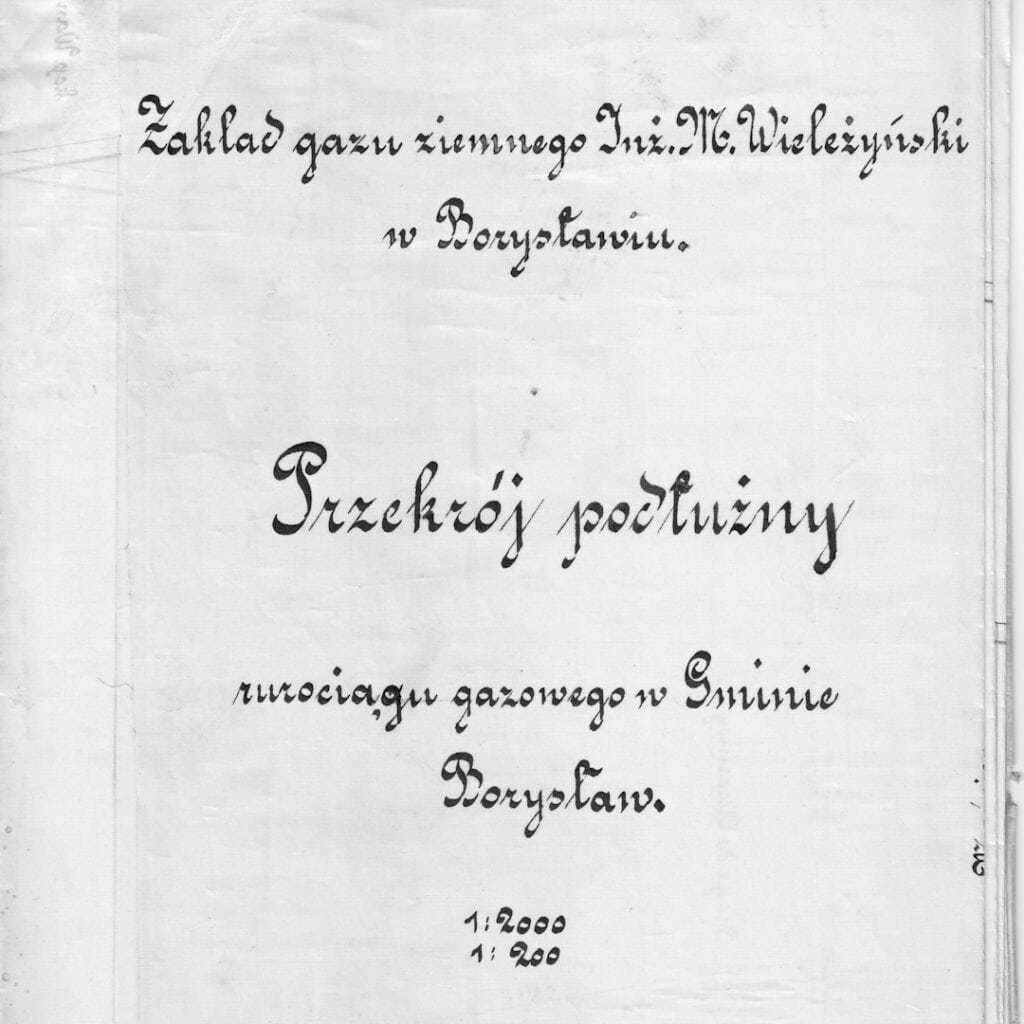 Strona tytułowa (kadr) historycznej dokumentacji technicznej tłoczni gazu i rurociągu gazowego Tustanowice–Drohobycz, zaprojektowanego i zrealizowanego w roku 1912 przez „Zakład Gazu Ziemnego inż. Mariana Wieleżynskiego”. / Fot. Archiwum Brwinów