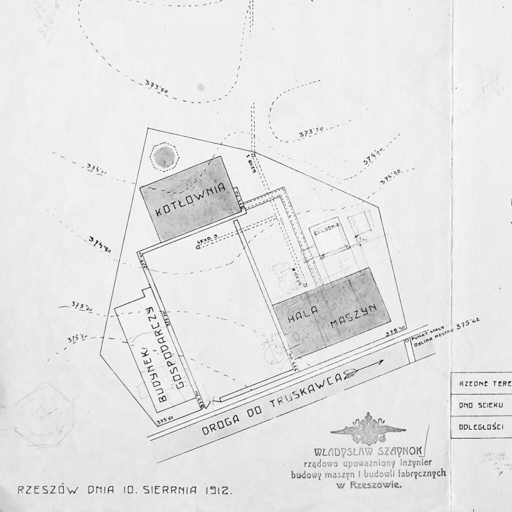 Gazociąg Tustanowice-Drohobycz – dokumentacja planistyczna (kadr). Plan Tłoczni Gazu w Tustanowicach. Na projekcie pieczęć i podpis inż. Władysława Szaynoka. / Fot. Archiwum Brwinów