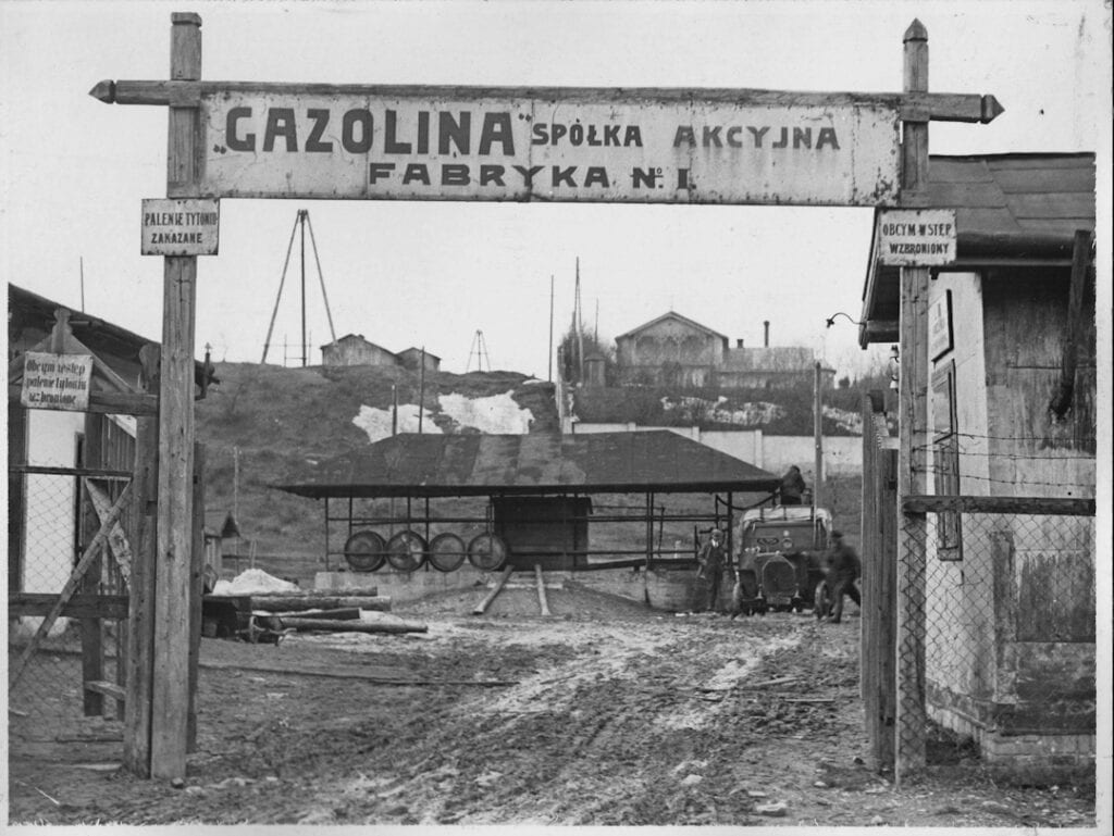 Brama pierwszej w Europie fabryki gazoliny – tu już jako Gazolina S.A. Fabryka Gazoliny nr 1 została uruchomiona wiosna 1914 roku i działała do 1930 roku, produkując początkowo 2 wagony gazoliny miesięcznie, a pod koniec funkcjonowania 8 wagonów. / Fot. Archiwum Brwinów