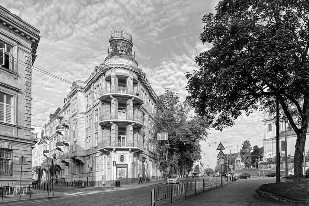 Kamienica przy ul. Leona Sapiehy 3 we Lwowie (obecnie Stepana Bandery). Od roku 1916 siedziba przedsiębiorstwa Mariana Wieleżyńskiego i Władysława Szaynoka, finalnie – także spółki Gazolina S.A. / Fot. Serhii Khomiak/ Shutterstock.com