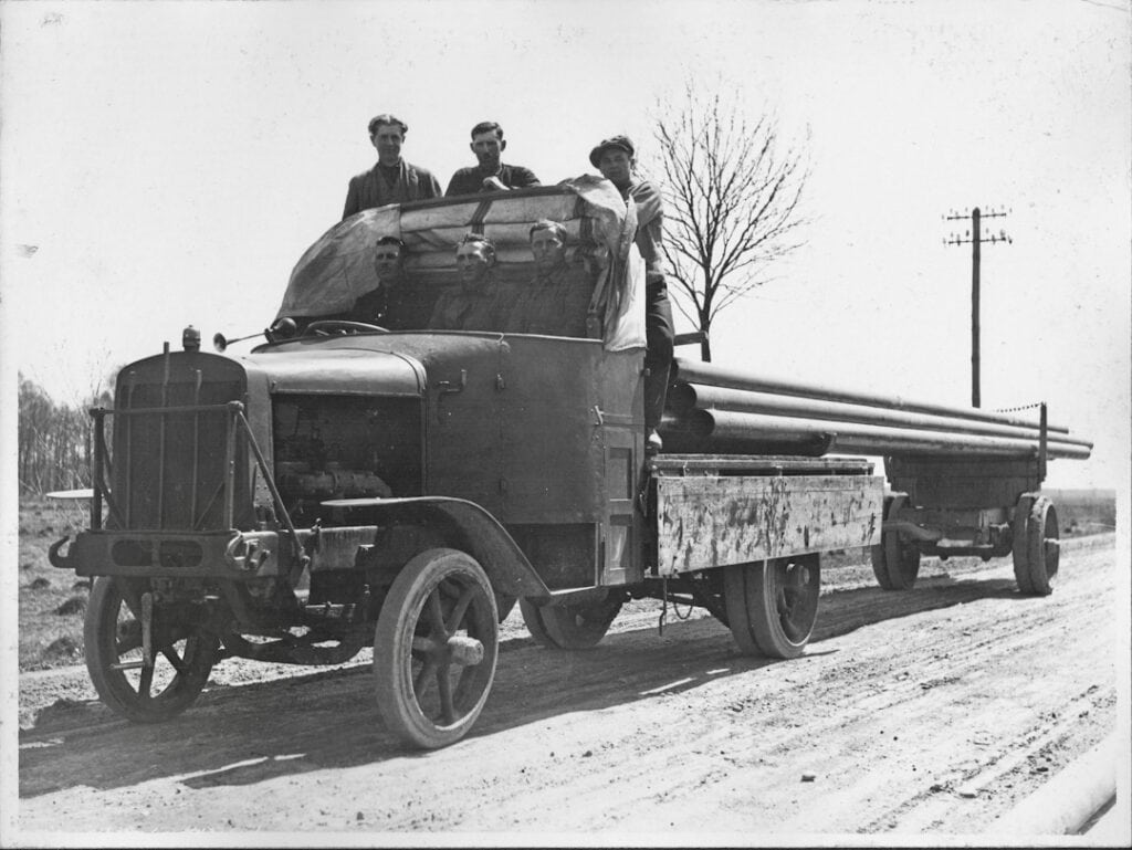 Budowa gazociągu z Daszawy do Lwowa przez Gazoline S.A. (1929). Transport siedmiocalowych rur ciężarówką marki Ford. / Fot. Archiwum Brwinów