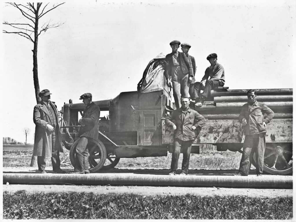 Marian Wieleżyński rozmawia z pracownikami Gazoliny rozwożącymi rury do budowy gazociągu z Daszawy do Lwowa (1929). / Fot. Archiwum Brwinów