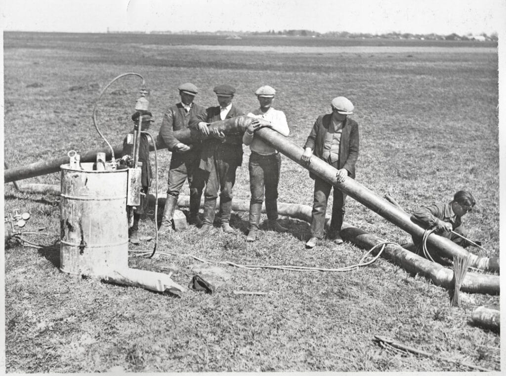 Układanie siedmiocalowych rur gazociągu do Lwowa. Pracownicy Gazoliny i ekipa spawaczy wynajętą z firmy Kozłowski ze Lwowa. Gazociąg Stryj-Lwów o średnicy 175 mm został zbudowany w ciągu około trzech miesięcy. / Fot. Archiwum Brwinów