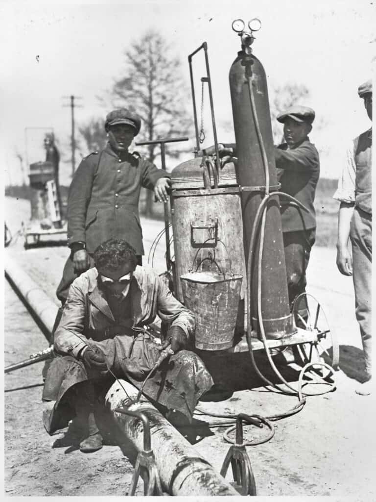 Budowa gazociągu z Daszawy do Lwowa (1929) . Ekipa spawaczy i pomocników wynajęta przez Gazolinę z firmy Kozłowski ze Lwowa. /Fot. Archiwum Brwinów