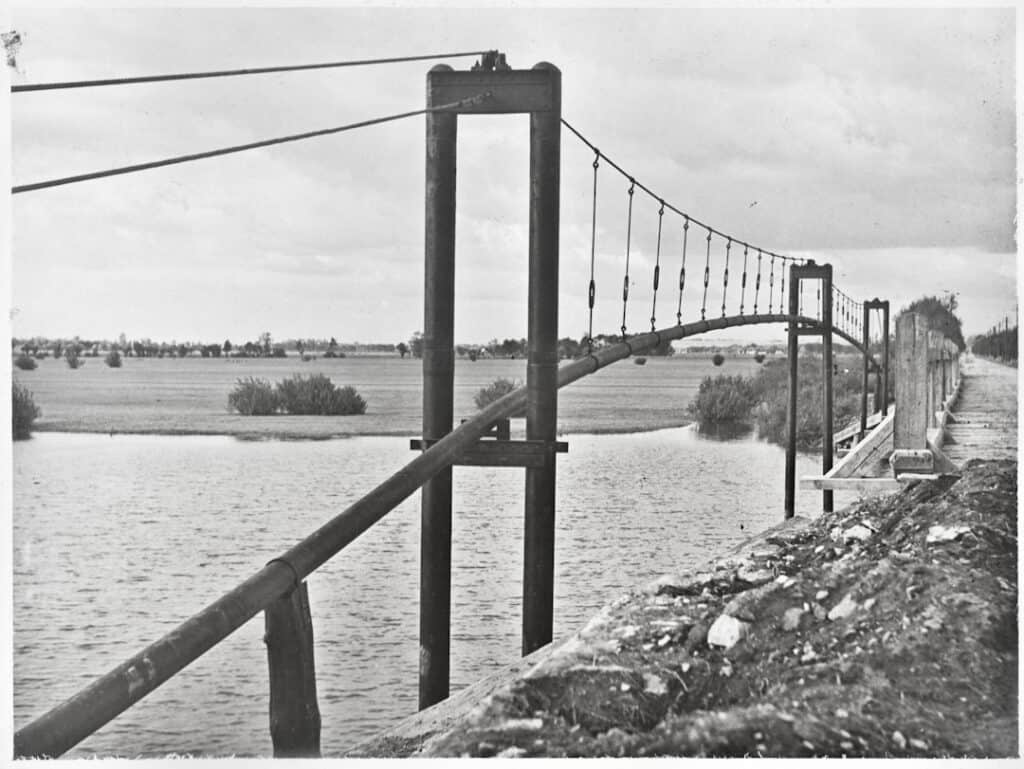 Budowa gazociągu z Daszawy do Lwowa. Most linowy dla podwieszenia gazociągu na rzece Dniestr niedaleko Rozwadowa (1929). / Fot. Archiwum Brwinów