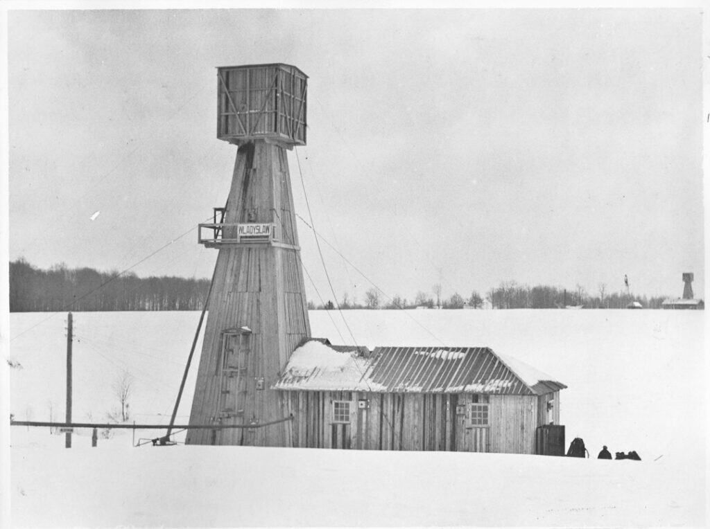 Kopalnia „Władysław” – szyb eksploatacyjny naftowo-gazowy nazwany imieniem zmarłego w 1928 roku wspólnika spółki Gazolina, Władysława Szaynoka. / Fot. Archiwum Brwinów